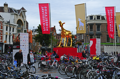 900352 Afbeelding van het Gouden Kalf op de Neude te Utrecht, ter gelegenheid van het 41ste Nederlands Filmfestival (24 ...